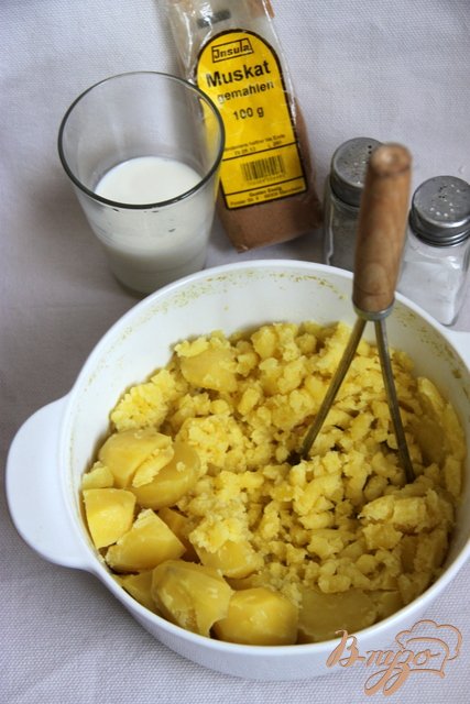 Отварить картофель до готовности (25 мин.) в подсоленной воде. Размять, добавив горячее молоко, соль, перец, мускатный орех (щепотка)