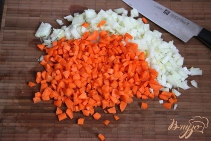 Морковь и лук. нарезать мелким кубиком.