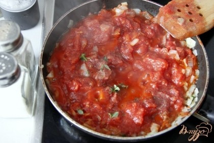 Добавить к луку томаты в собственном соку, томат.пасту, соль, перец, сахар - по вкусу и тимьян.
