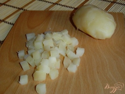Картофель отвариваем, очищаем и нарезаем кубиками.