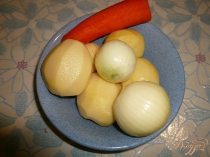 Картофель и морковь моем и чистим, лук чистим.