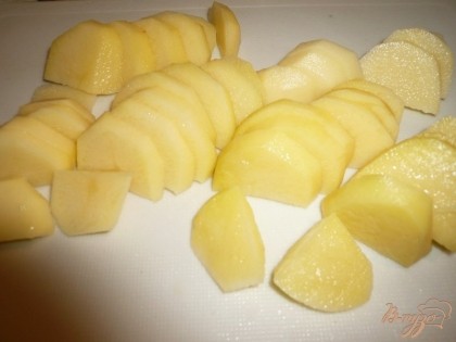 Картофель нарезаем ломтиками (или кубиками, как больше нравится).