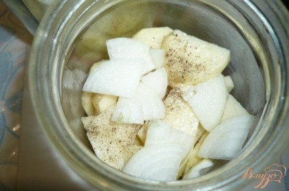 Добавляем соль и черный молотый перец, немного встряхиваем банки, чтобы специи распределились по овощам. Сверху на картофель выкладываем оставшийся лук.