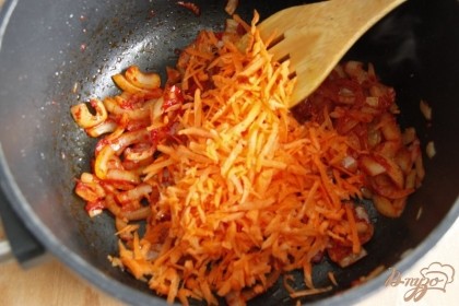Добавить морковь, тушить, помешивая,  до мягкости моркови
