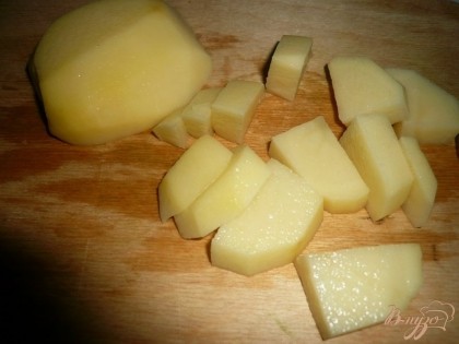 Картофель чистим и нарезаем кубиками.