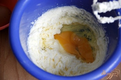 Взбить миксером яйца с сахаром и ванильным экстрактом 8 мин. до кремообразного состояния.  По одному ввести яйца.