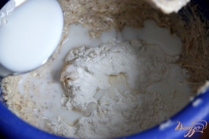 Муку смешать с разрыхлителем и ввести в тесто поочерёдно с молоком.