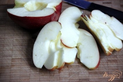 Яблоко очистить от семенной коробочки и нарезать тонкими дольками.