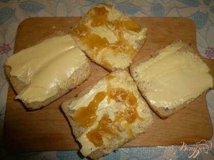 На половину намазанных частей кладем по паре чайных ложек меда, лучше использовать засахаренный мед.