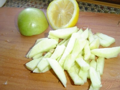 и яблоки,соломкой. Яблоки сбрызгиваем соком лимона,чтобы они не темнели.
