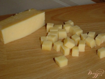 Сыр нарезаем кубиками