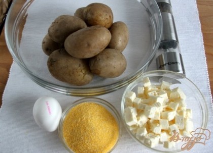 Картофель заранее отварить в мундире, охладить, очистить.Брынзу нарезать мелким кубиком.