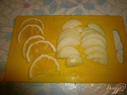 Лук нарезаем полукольцами, от лимона отрезаем еще несколько долек.