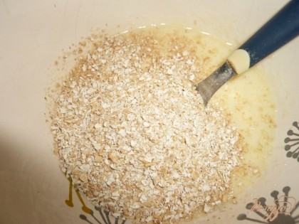 Следующий ингредиент – отруби (у меня овсяные, но можно использовать и пшеничные), добавляем две полных, с горкой столовых ложки и опять перемешиваем.