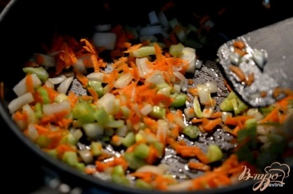 Разогреть 1 стол.л слив.масло на горячей сковороде. Добавить лук , морковь, сельдерей и готовить 7 мин.