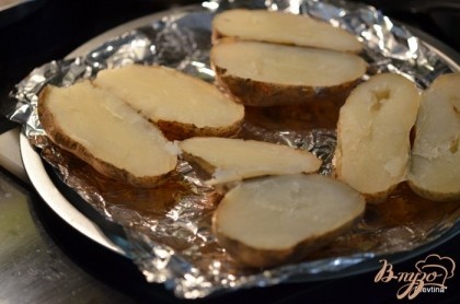 Картофель готовый разрезать на половинки.