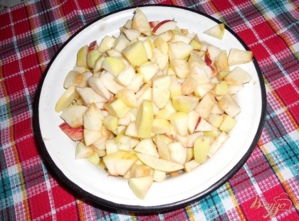 Яблоки (лучше всего выбирать антоновку) разрезаем, избавляем от сердцевины и нарезаем некрупными кубиками.