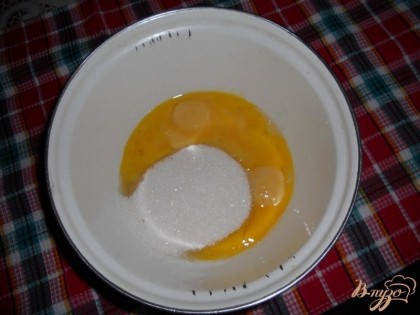 Яйца разбиваем отделяя желток от белка. Белки пока отставляем в сторонку, а желтки в большой миске смешиваем с сахаром и солью.