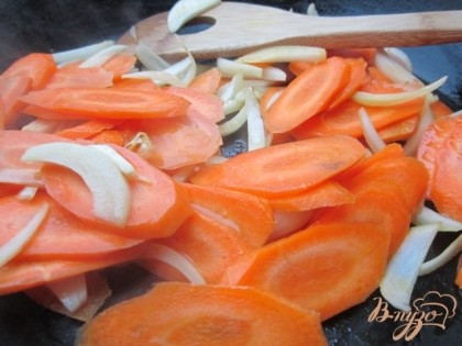 В сковороде,где готовились грудки обжарить кусочки моркови и луковицу, нарезанную "перьями" в течении 7-10 мин.