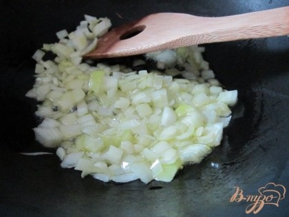 В сковороде с 2 ст.л. оливкового масла поджарить в течении 5 мин. луковицу, нарезанную мелко.