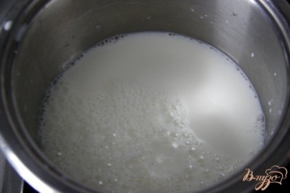 В антипригарной посуде или чугунке вскипятить молоко, убавить огонь до минимума.