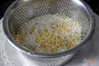 Промыть кипятком пшено и рис.