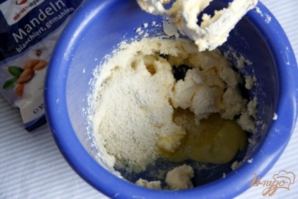 Тесто: для песочного теста смешать миксером тёплое масло, сахар, соль, добавить яйцо, миндальную муку.