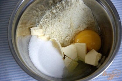 Крем: смешать 50 г сливочного масла, 50 г сахара и 50 г миндальной муки, добавить яйцо и немного взбить.