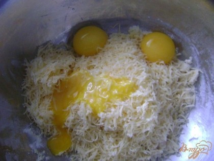 Отделяем три яйца от белков, и три желтка добавляем в нашу массу.