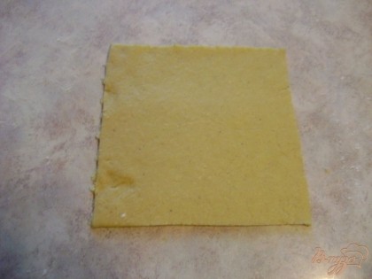 По прошествии времени, раскатываем тесто, обрезаем края, чтобы тесто приняло прямоугольную форму.