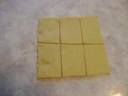 Далее этот пласт нарезаем не большими прямоугольничками. Оставшиеся края складываем вместе, опять раскатываем и делаем так называемые печенья.
