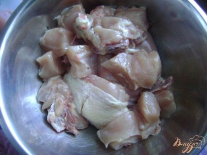 Курицу промыть, обрезать лишний жир и порезать на средние кусочки.