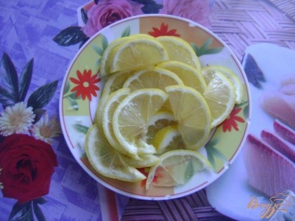 Нарезать лимон тонкими полукольцами.