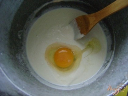 Добавляем в казанок по одному яйцу, после каждого хорошо вымешиваем тесто.