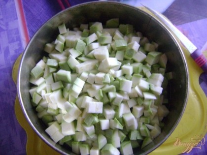 Для начала подготовим овощи для дальнейшего приготовления: Кабачки нарежем кубиками.