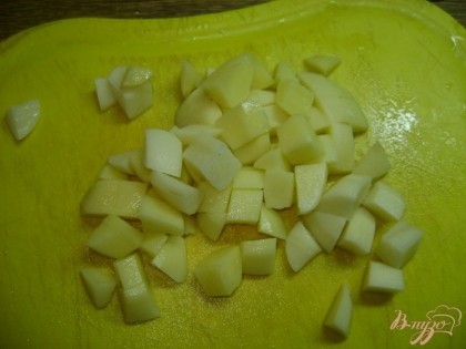 Картофель чистим и режем кубиками.