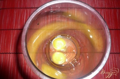 Конечно, можно размешать вручную, но блендером быстрее, так что яйца разбиваем в чашу блендера.