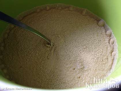В молоко с рассолом высыпаем сахарный песок и сухие дрожжи, размешиваем и ставим на 15 минут в теплое место, чтобы запузырилось