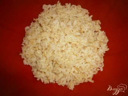 Рис отвариваем до готовности (но не перевариваем!), Даем рису обтечь, при необходимости промываем - рис должен быть рассыпчатым.