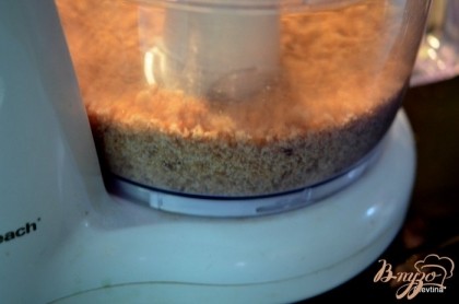 Хлеб в крупную крошку измельчить в блендаре. Переложить в емкость и залить молоком на 10-15 мин.