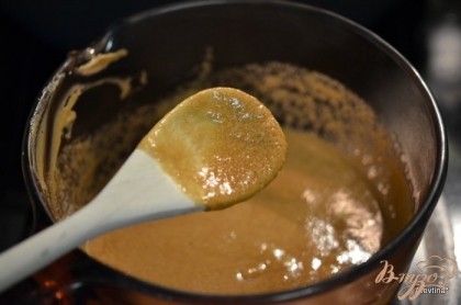 Коричневый сахар и кленовый сироп, арахисовое масло смешать в кастрюльке. Поставить на средне-высокой огонь. Помешивая. Как сахар растопится снять с огня.