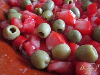 Затем томаты, нарезанные на кубики и оливки.