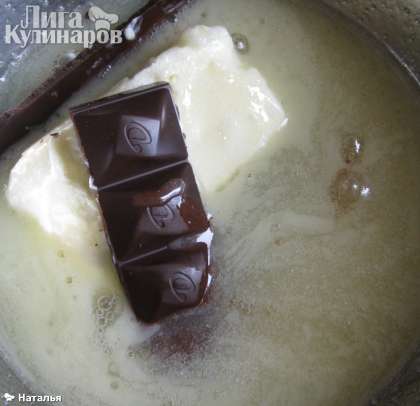 Пока печется  основа для пирожного. готовим  шоколадную глазурь. масло растопить и добавить сахар, затем добавить шоколад и молоко.