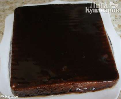 Готовый корж залить  шоколадом и охладить до застывания глазури.