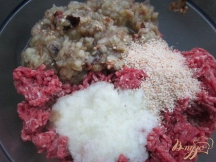 В салатнике смешать мясной фарш, мякоть баклажана (порубить ножом) и сухари.