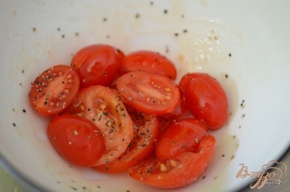 Смешать помидоры с олив. маслом в емкости, посолить и поперчить.