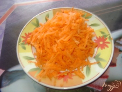Морковь чистим и трем на большой терке.