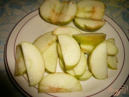 Яблоки моем, освобождаем от сердцевины с семечками и нарезаем крупными ломтиками (0,5-1 см толщиной).