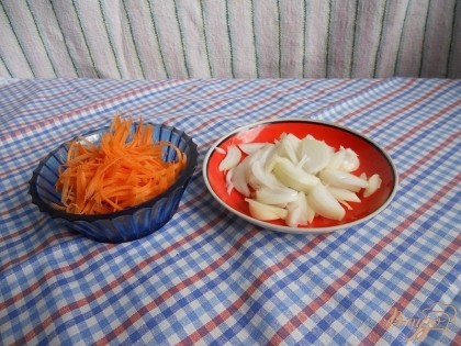 Морковь и лук чистим, затем морковь натираем на крупной терке, а лук мелко нарезаем.