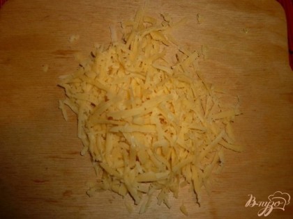 Натираем сыр на крупной терке.